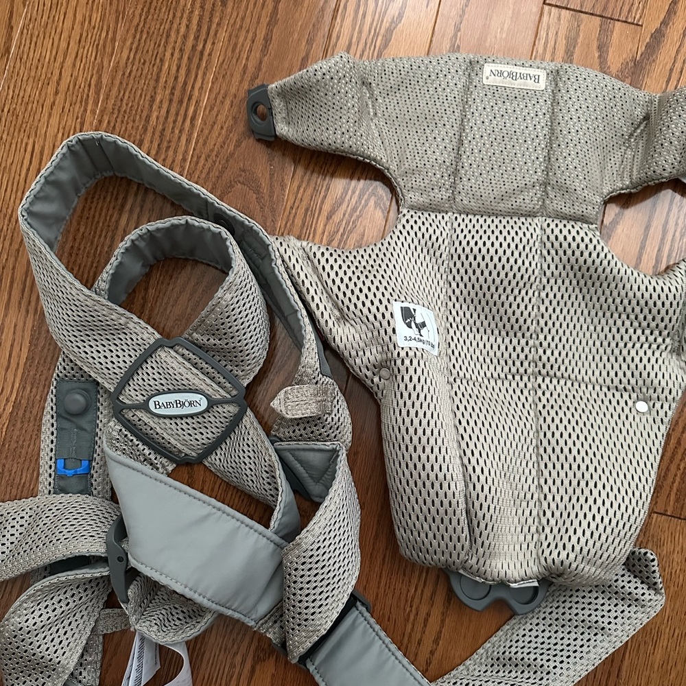 NWOT baby bjorn mini Carrier free in Gray Mesh
